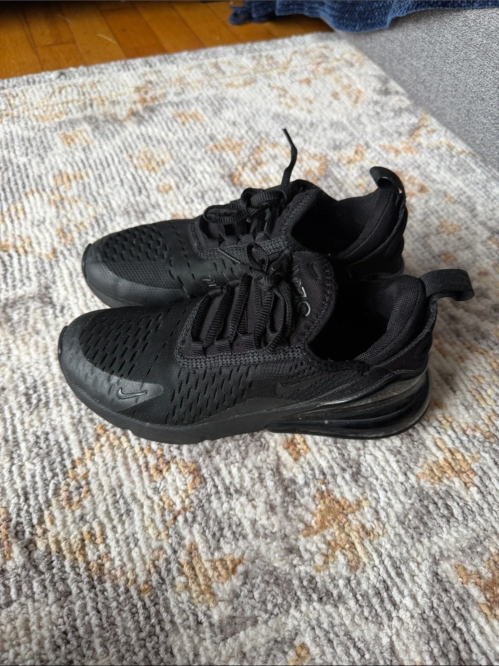 Nike women’s Black Low-Top Air Max 270